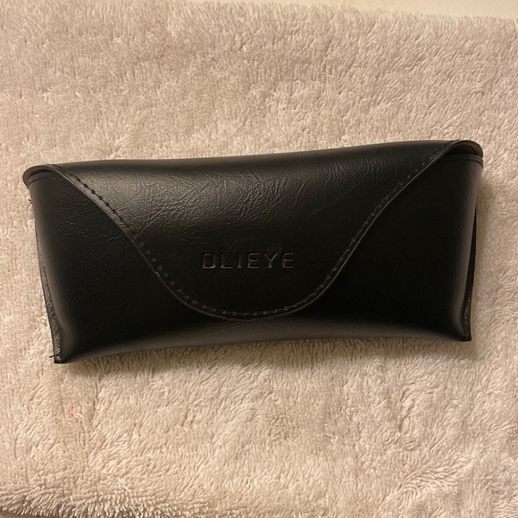 Sunnies with case and cloth - Picture 2 of 5